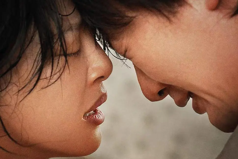 (The sun rises on us all)