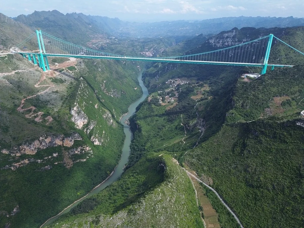 1200px-Huajiang_Canyon_Bridge2