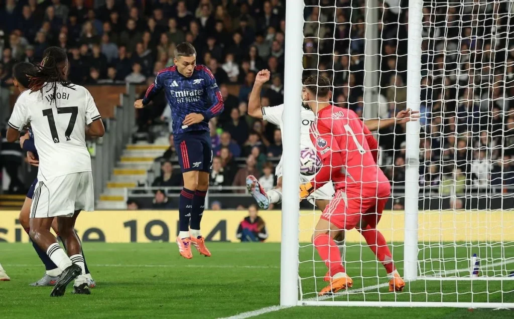 Arsenal giữ vững ngôi đầu trên bản xếp hạng_2