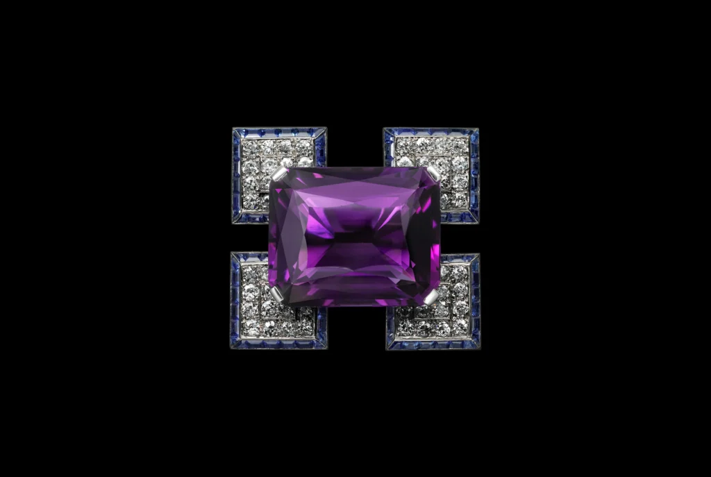 Brooch, Cartier London, 1933. Amethyst, sapphires, diamonds and platinum. Vincent Wulveryck, Collection Cartier © Cartier