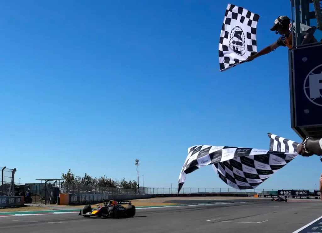 Không thể ngăn cản Max Verstappen, Oscar Piastri cảm nhận sức nóng từ người đồng đội_4