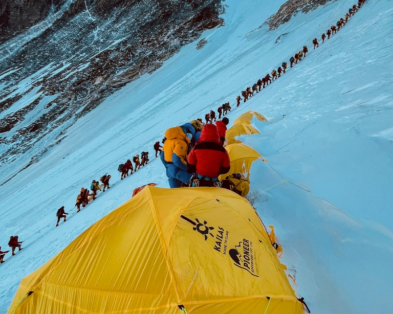 chien-dich-giai-cuu-khac-nghiet-tren-dinh-everest-sau-tran-bao-tuyet-bat-thuong-giua-thang-10-thumb