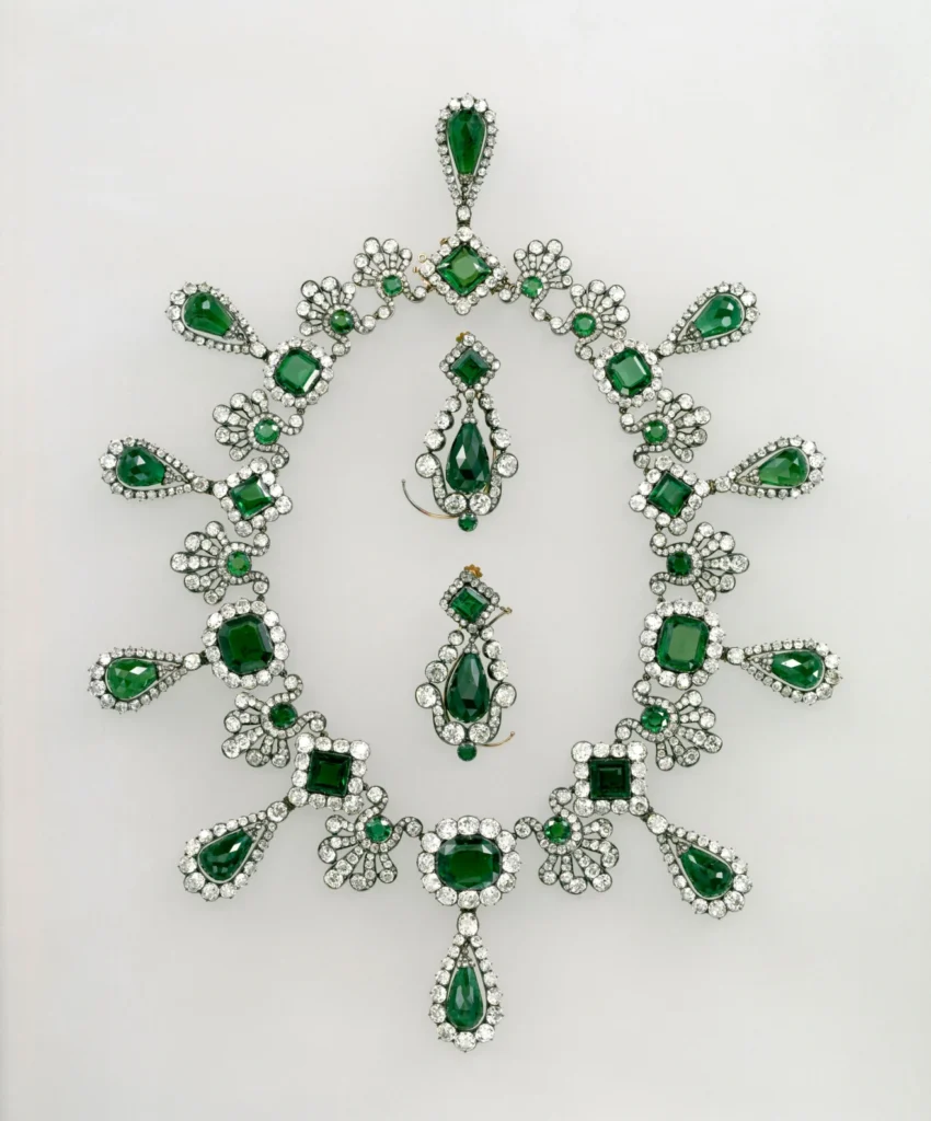 collier-et-boucles-d-oreille-marie-louise-rmn-grand-palais-musee-du-louvre-jean-gilles-berizzi.jpg