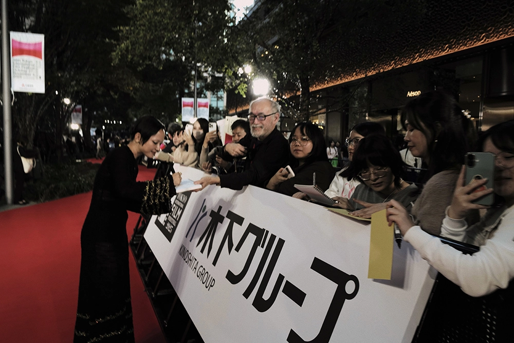 dia-dao-mat-troi-trong-bong-toi-tham-du-lhp-tokyo-6