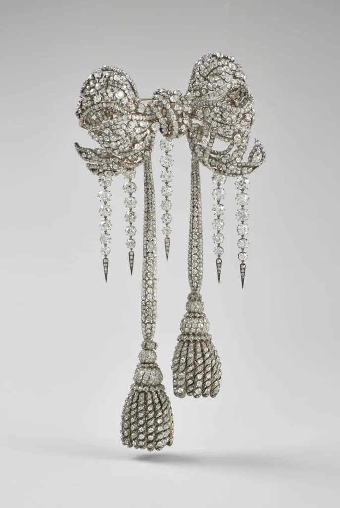 grand-n-ud-de-corsage-de-l-imperatrice-eugenie-rmn-grand-palais-musee-du-louvre-stephane-marechalle.jpg