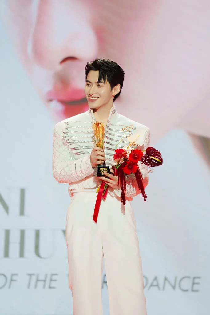 harpers-bazaar-star-awards-2025-21