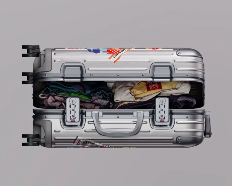open-rimowa-suitcase