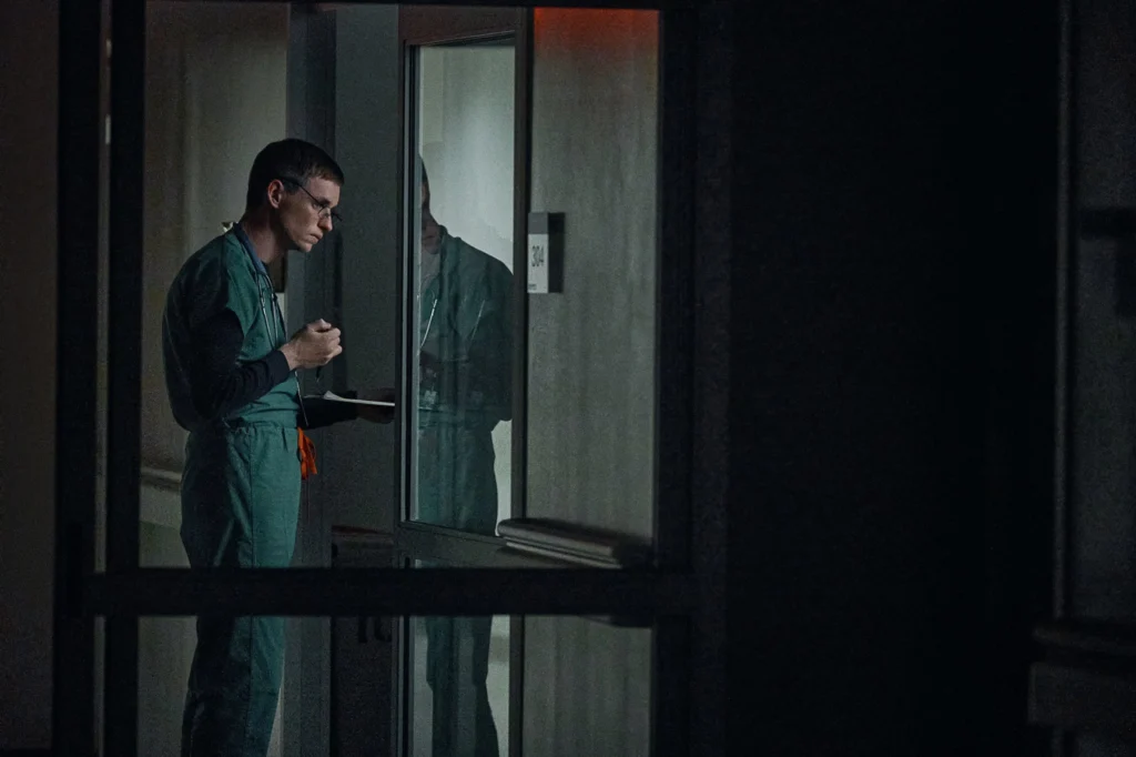 the-good-nurse-vu-an-y-khoa-gay-chan-dong-duoc-netflix-dua-len-man-anh-2
