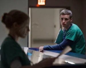 the-good-nurse-vu-an-y-khoa-gay-chan-dong-duoc-netflix-dua-len-man-anh-thum