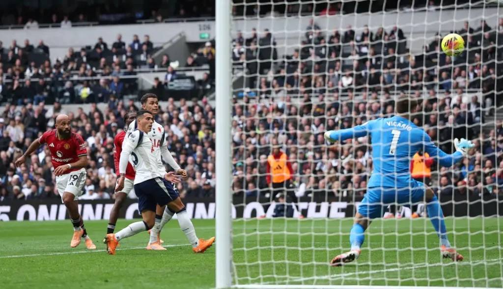 Manchester United giành lấy 1 điểm “nghẹt thở” trên sân nhà Tottenham _2