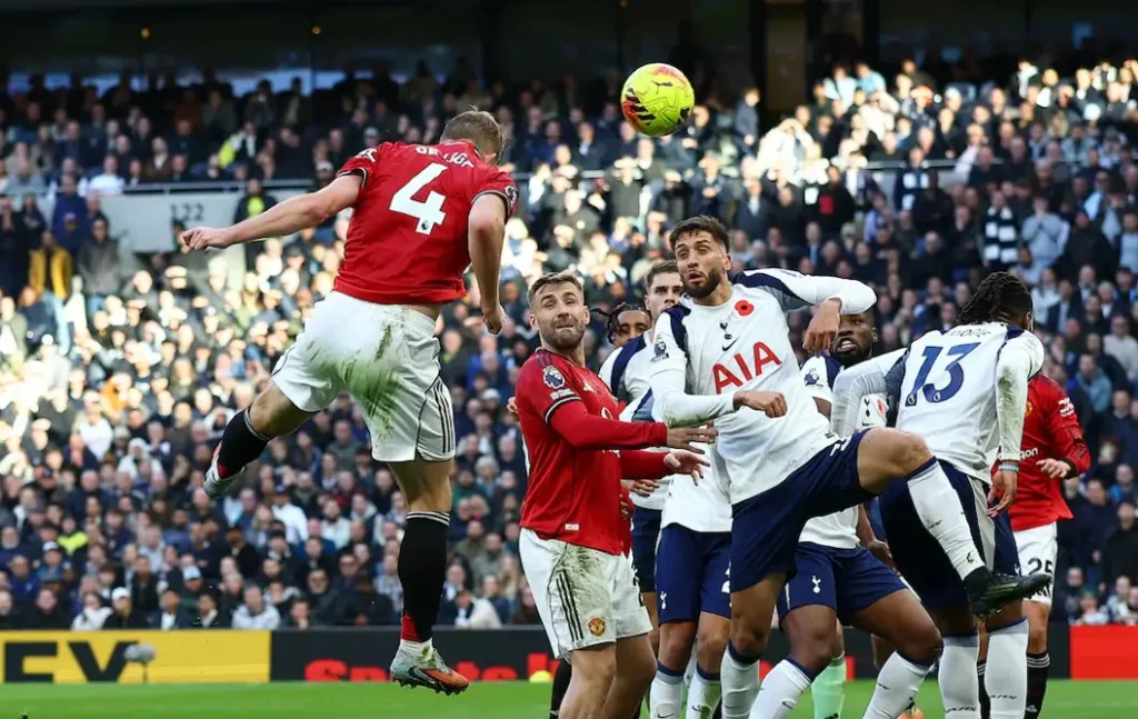 Manchester United giành lấy 1 điểm “nghẹt thở” trên sân nhà Tottenham _4