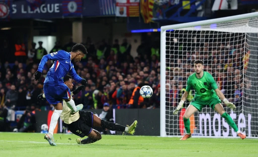 Ronald Araújo hóa tội đồ, Barcelona “thảm bại” trước Chelsea_8