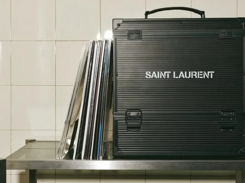 Saint-Laurent-Rive-Droite-Advent-Calendar-1200x900