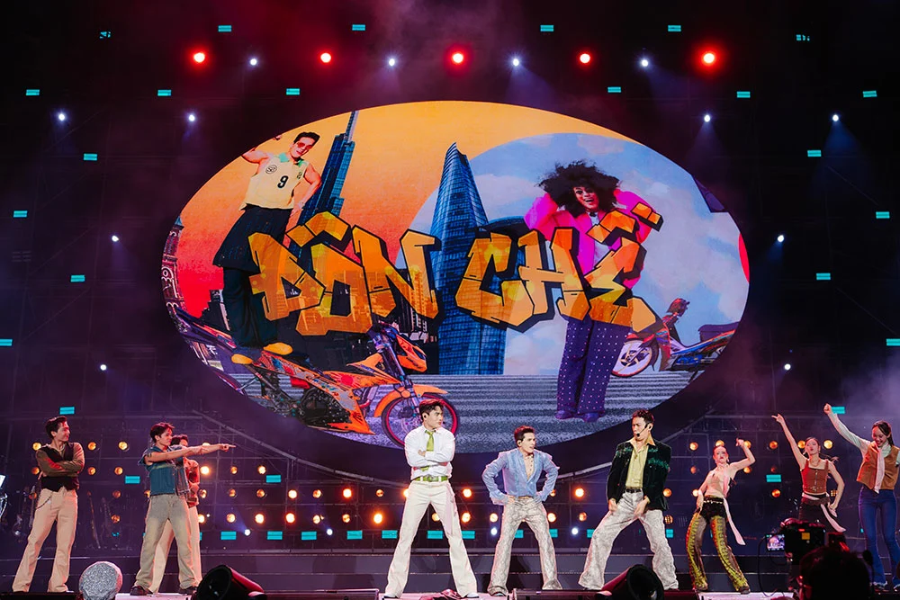 ho-ngoc-ha-mono-va-cac-anh-trai-dien-loat-hit-cung-quoc-thien-tai-live-concert-skynote-2025-15