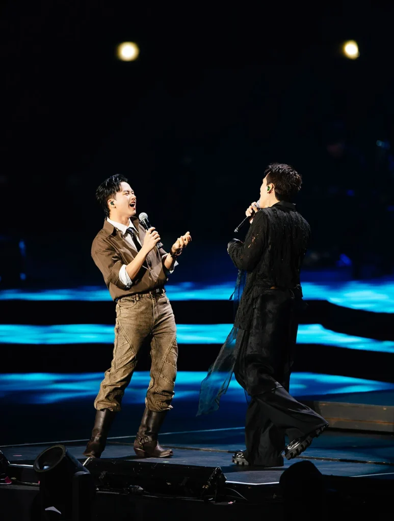 ho-ngoc-ha-mono-va-cac-anh-trai-dien-loat-hit-cung-quoc-thien-tai-live-concert-skynote-2025-7