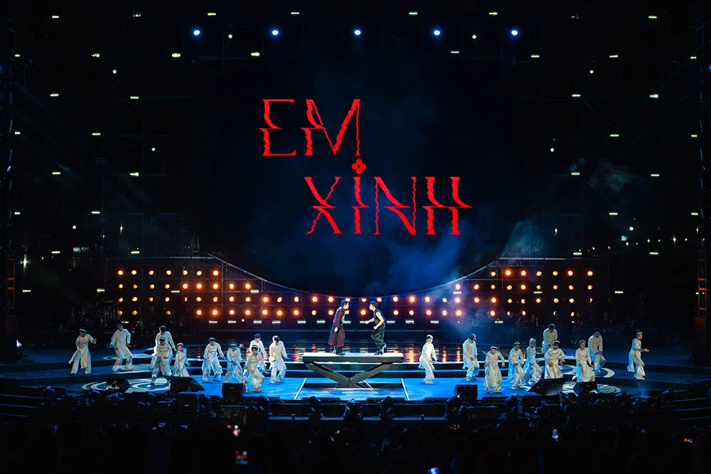 ho-ngoc-ha-mono-va-cac-anh-trai-dien-loat-hit-cung-quoc-thien-tai-live-concert-skynote-2025-9
