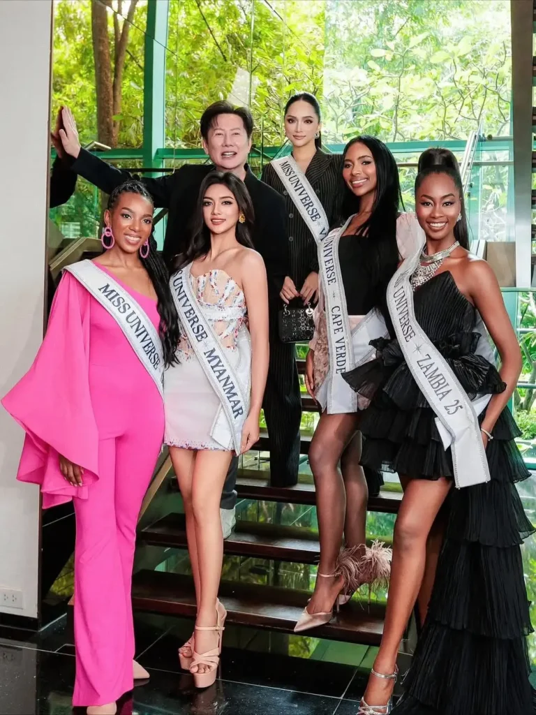 miss-universe-nawat-groupshot