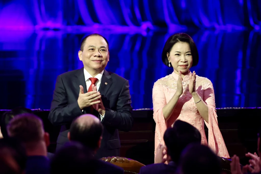 pham-nhat-vuong-va-vo