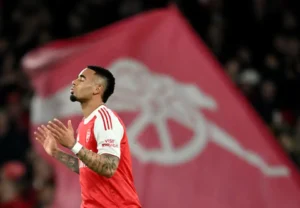 Arsenal chiến thắng “nghẹt thở”, cuộc đua vô địch gay cấn_3