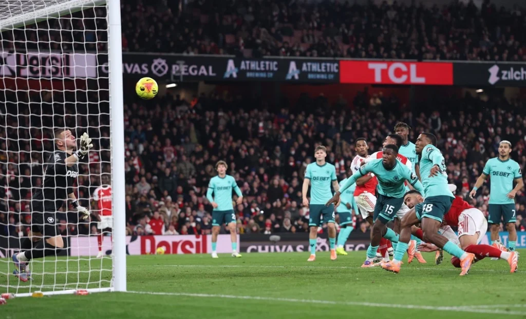 Arsenal chiến thắng “nghẹt thở”, cuộc đua vô địch gay cấn_6