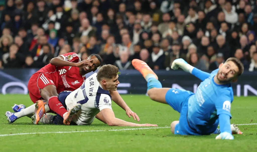 Liverpool chiến thắng nhọc nhằn trước Tottenham trong cơn “mưa thẻ đỏ”_2