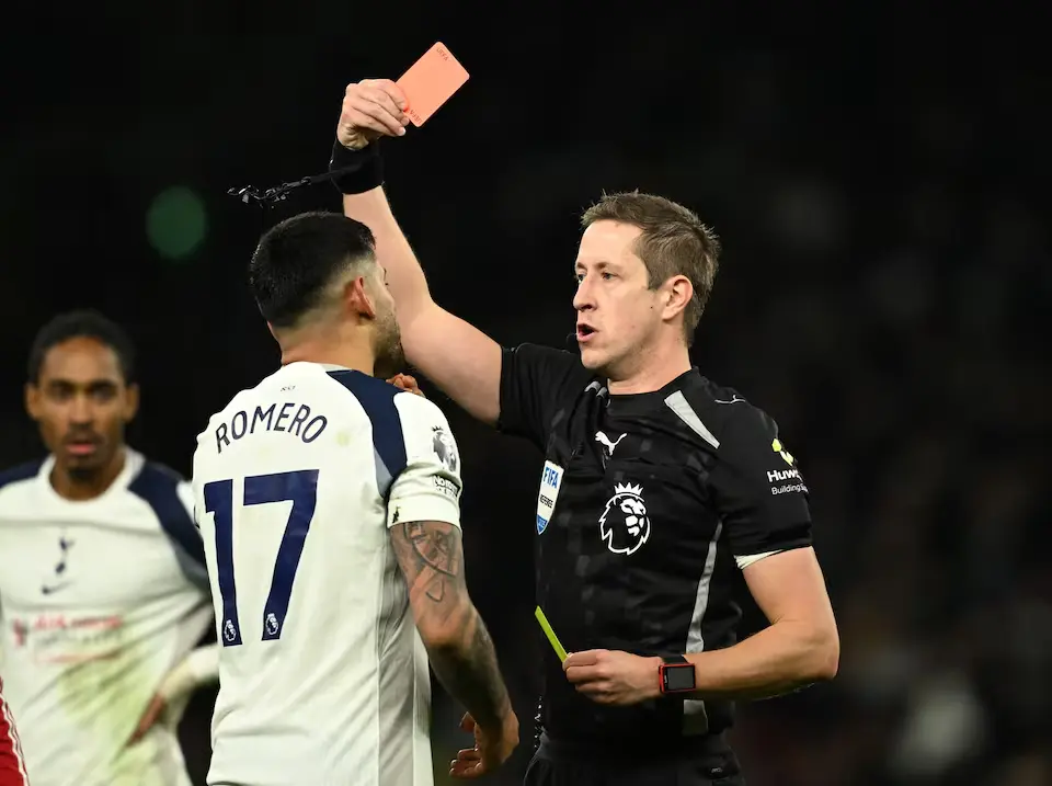 Liverpool chiến thắng nhọc nhằn trước Tottenham trong cơn “mưa thẻ đỏ”_3