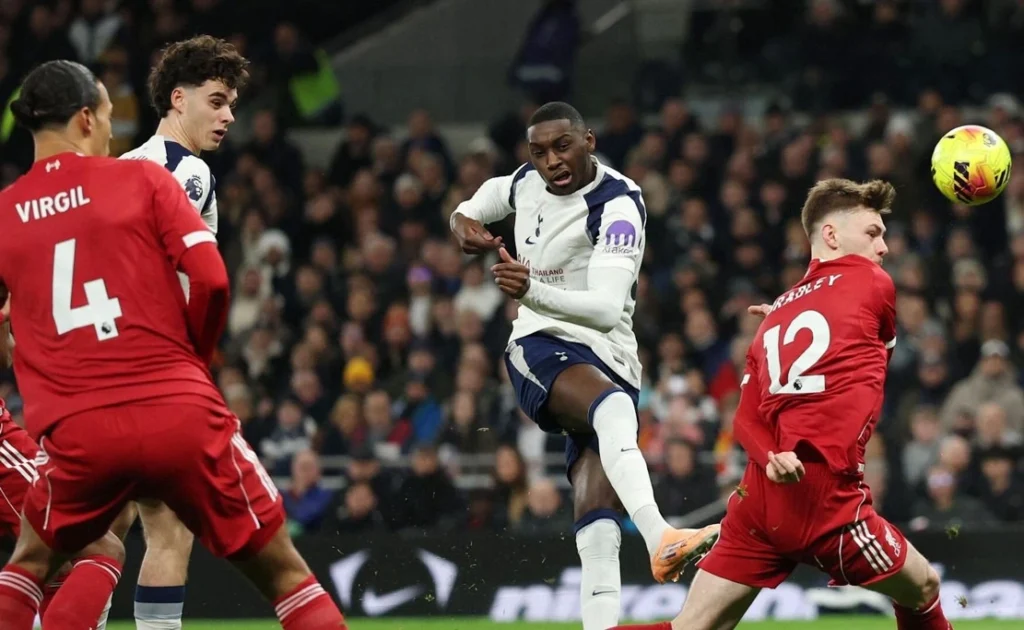 Liverpool chiến thắng nhọc nhằn trước Tottenham trong cơn “mưa thẻ đỏ”_6