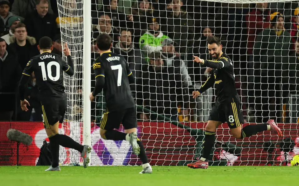 Manchester United “đánh sập hang sói”, áp sát top 4.