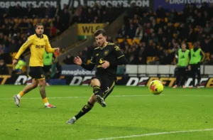 Manchester United “đánh sập hang sói”, áp sát top 4_2