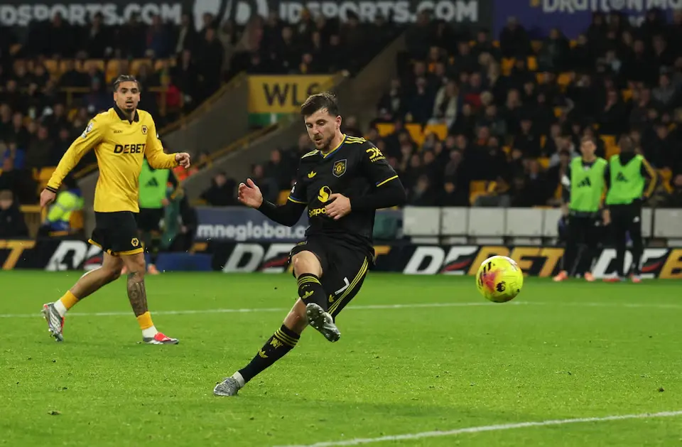 Manchester United “đánh sập hang sói”, áp sát top 4_2