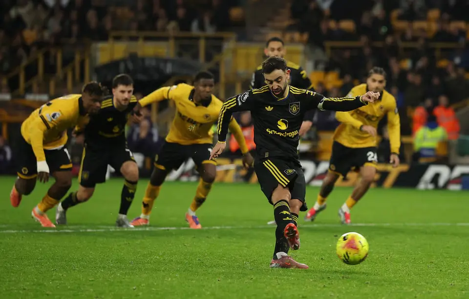 Manchester United “đánh sập hang sói”, áp sát top 4_3