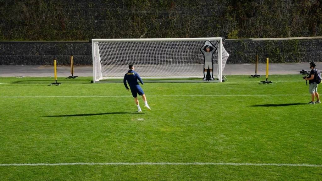 Ronaldo đối đầu thủ môn robot của cựu kỹ sư NASA Mark Rober_2