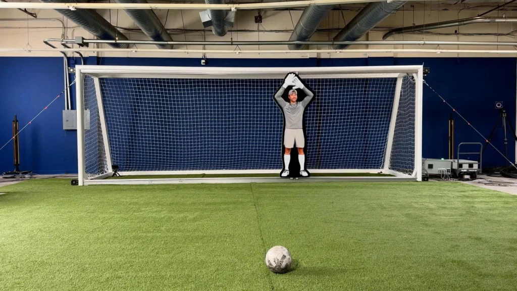Ronaldo đối đầu thủ môn robot của cựu kỹ sư NASA Mark Rober_3