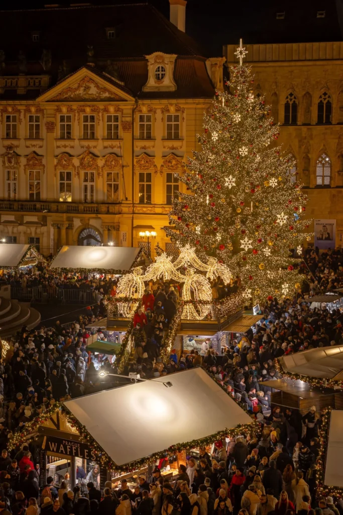Vanocni-trhy-Staromestske-namesti-2024-vanocni-smrk-foto-Radoslav-Vnencak-scaled