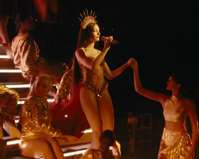 anne-hathaway-boc-tran-hao-quang-trong-mother-mary-thum