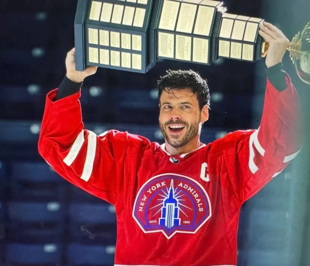 dan-cast-cua-heated-rivalry-6