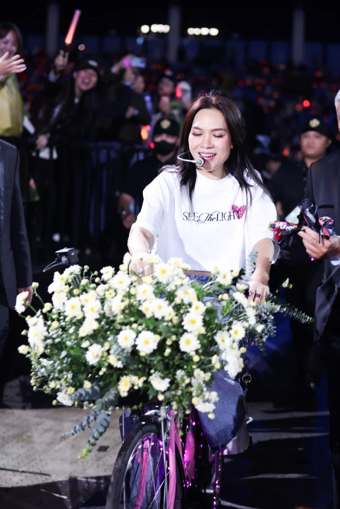 my-tam-see-the-light-concert-2025 (20)
