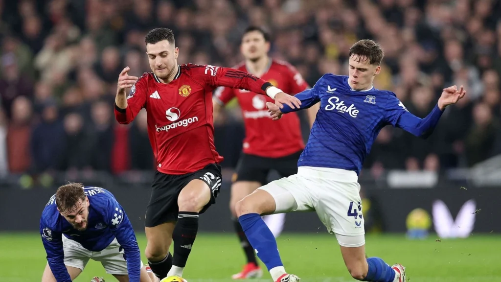 Bắn hạ Everton, Manchester United chính thức chen chân vào top 4 Ngoại hạng Anh_4
