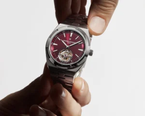 Vacheron Constantin Overseas Tourbillon Sắc đỏ thanh lịch trên nền Titan