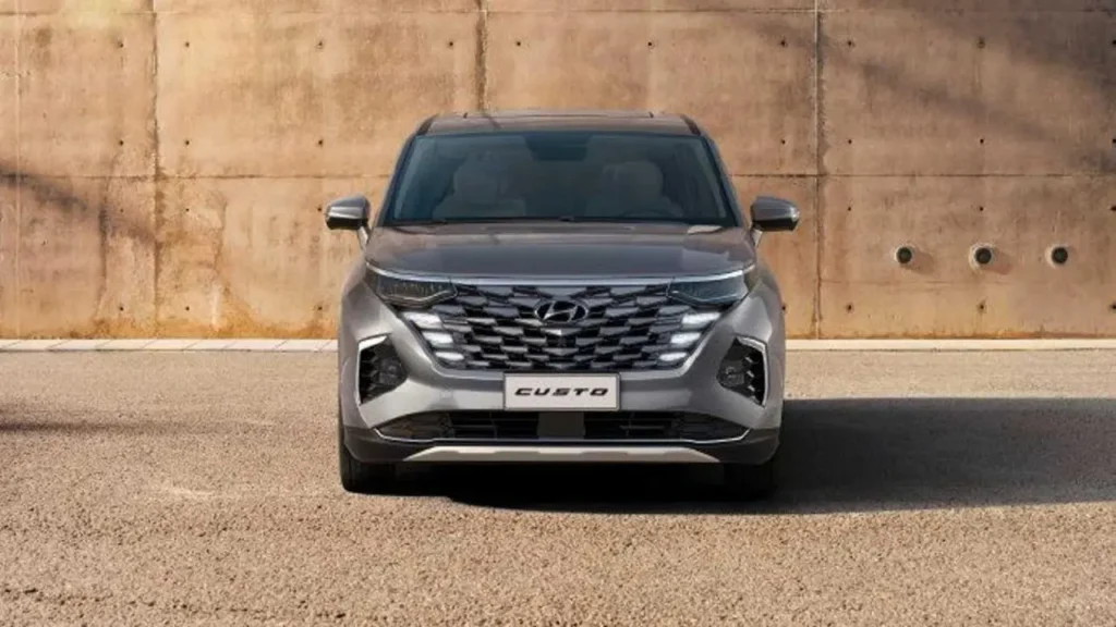 xe hyundai Custin