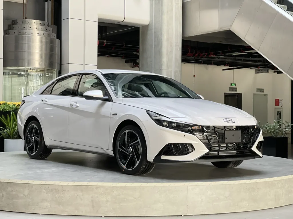 giá xe hyundai Elantra