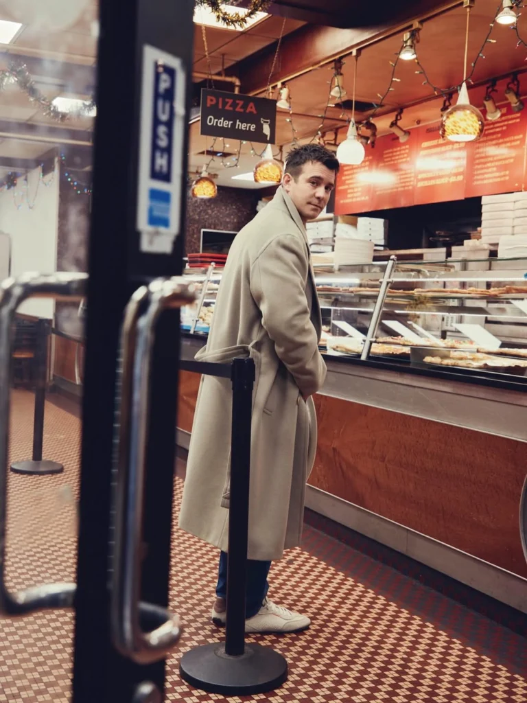 luke-thompson-la-ai-sau-thanh-cong-cua-bridgerton-mua-4--3
