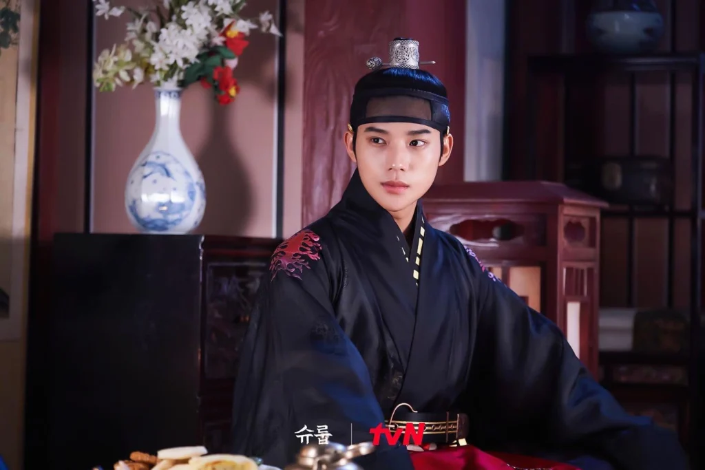 moon-sang-min-my-nam-pavane-xuat-than-tu-runway