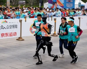 Hơn 300 robot hình người sẽ tranh tài cùng vận động viên tại Bắc Kinh_1