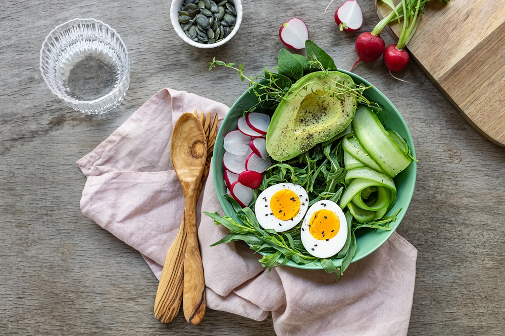 Chìa khóa của keto không phải ăn thật nhiều thịt, mà là kiểm soát carb và cân bằng protein hợp lý.