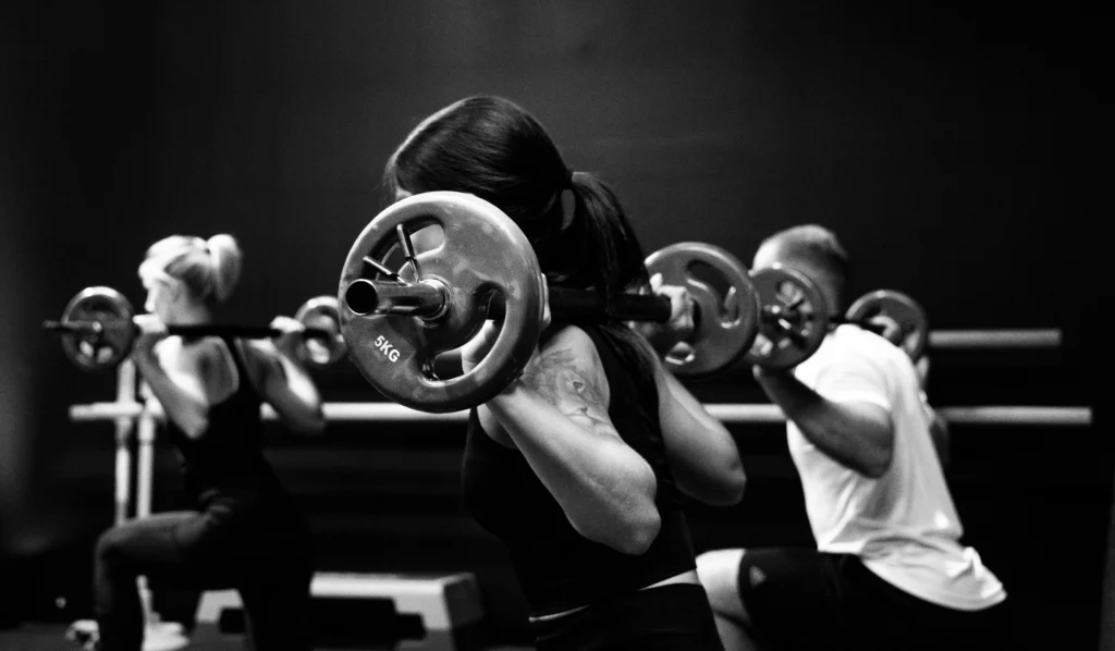 Cách tập gym tại nhà cho nam không nằm ở thiết bị, mà ở sự kiên trì mỗi ngày