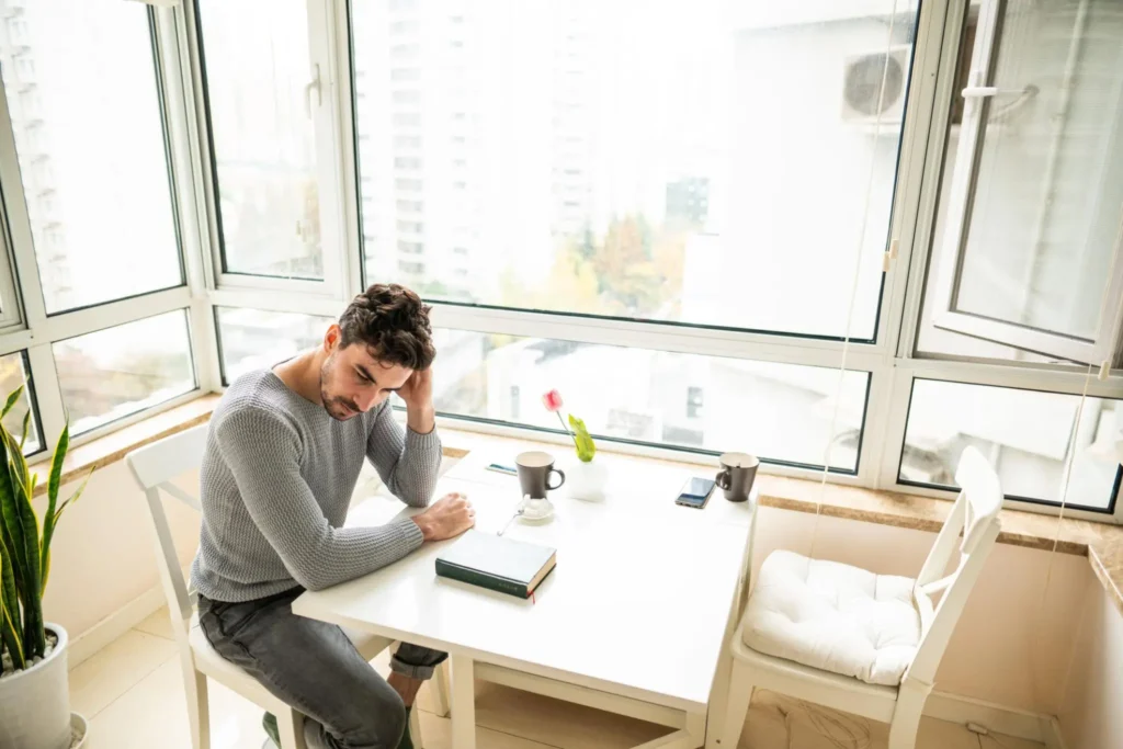 đàn ông suy nghĩ 