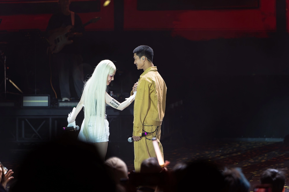 hoang-dung-phung-khanh-linh-dem-bat-ngo-lon-den-san-khau-sao-concert-3