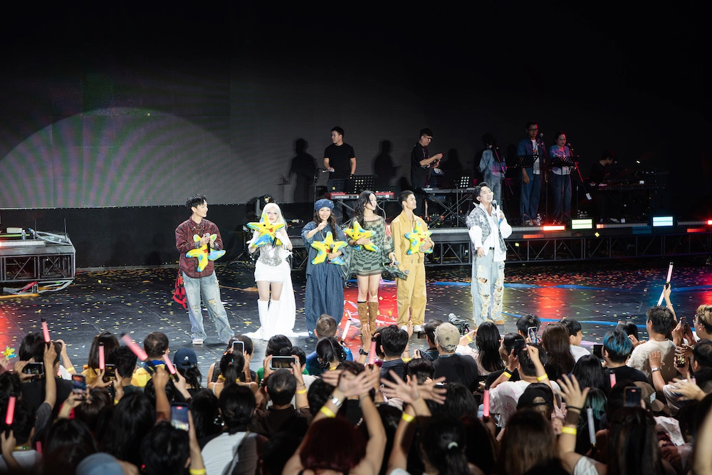 hoang-dung-phung-khanh-linh-dem-bat-ngo-lon-den-san-khau-sao-concert-7