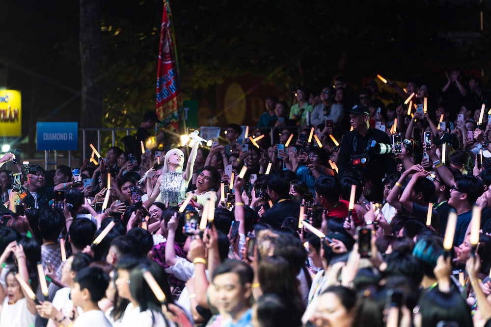 hoang-dung-phung-khanh-linh-dem-bat-ngo-lon-den-san-khau-sao-concert-9